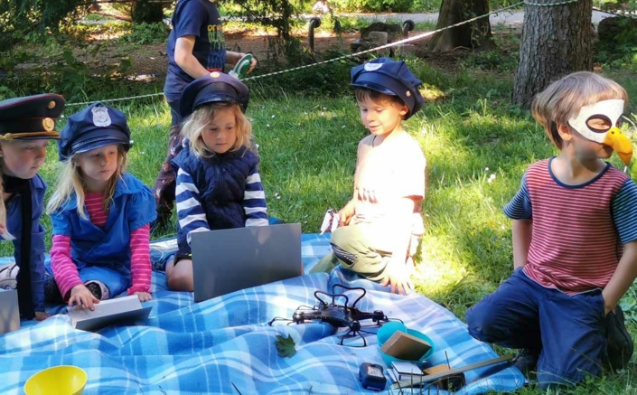 Kinder im Theaterprojekt fuer Kinder von 5-8 Jahre im Waldorfkindergarten Schoenau