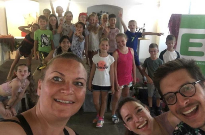 Silke-Muellner-das-Team-und-die-Kinder